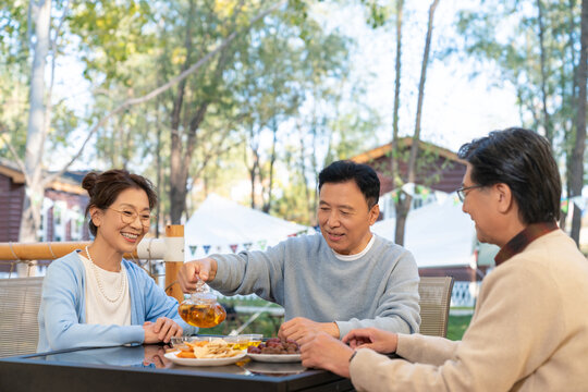 中老年人在露营地喝茶聊天