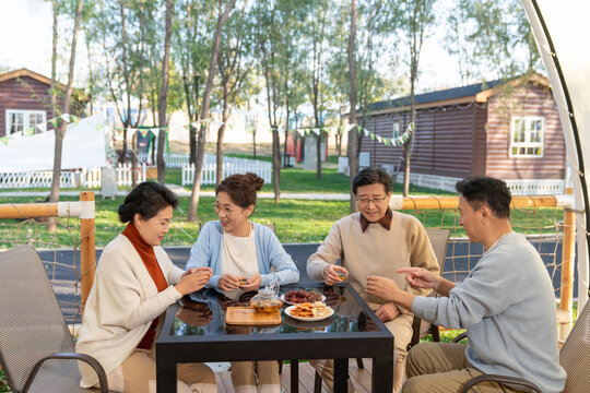 中老年人在露营地喝茶聊天