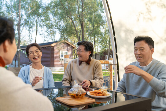 中老年人在露营地喝茶聊天