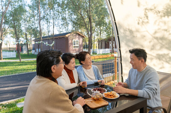 中老年人在露营地喝茶聊天