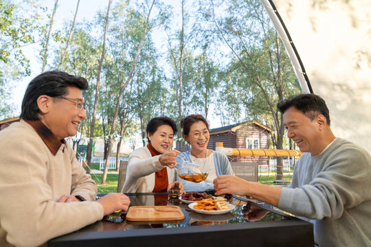 中老年人在露营地喝茶聊天