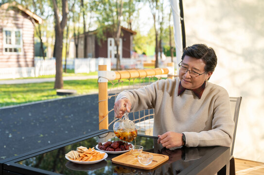 一个中老年男人喝茶