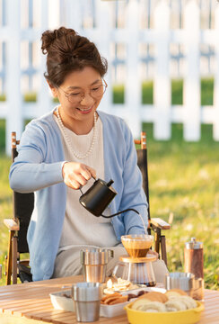 中老年人露营地喝咖啡聊天