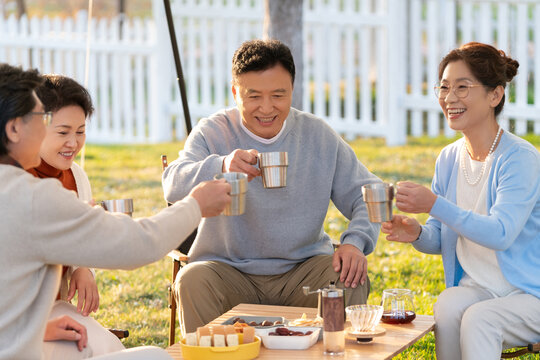 一群中老年人露营地喝咖啡聊天