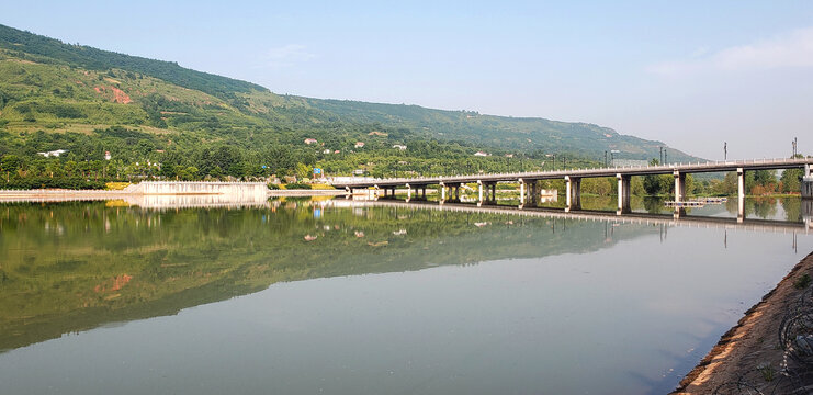 平静水面与桥梁