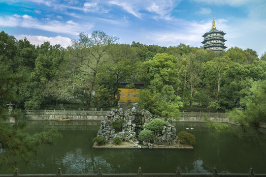 杭州雷峰塔景区放生池