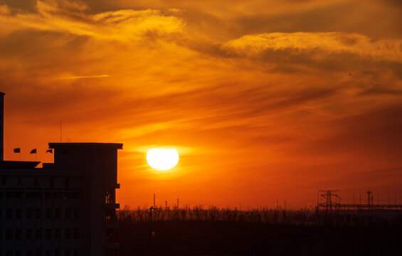 夕阳下的云与建筑的剪影