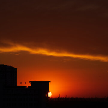 夕阳下的云与建筑的剪影