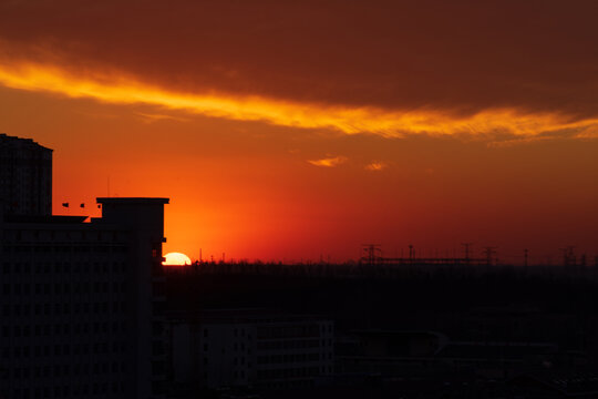 夕阳下的云与建筑的剪影