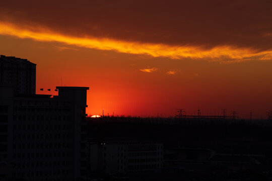 夕阳下的云与建筑的剪影