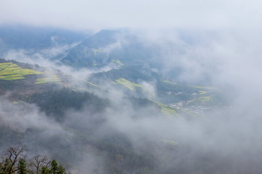 歙县石潭湖山村云海