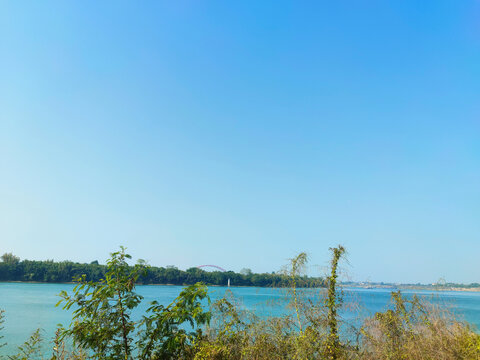 江河蓝天河流江景