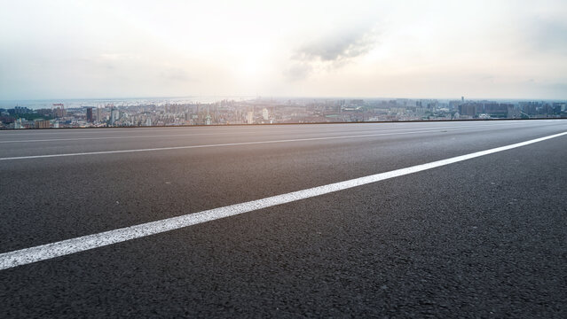 高速公路天际线和城市风光