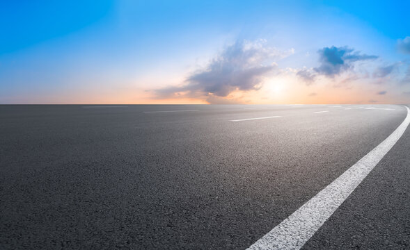 高速公路天际线和天空云彩