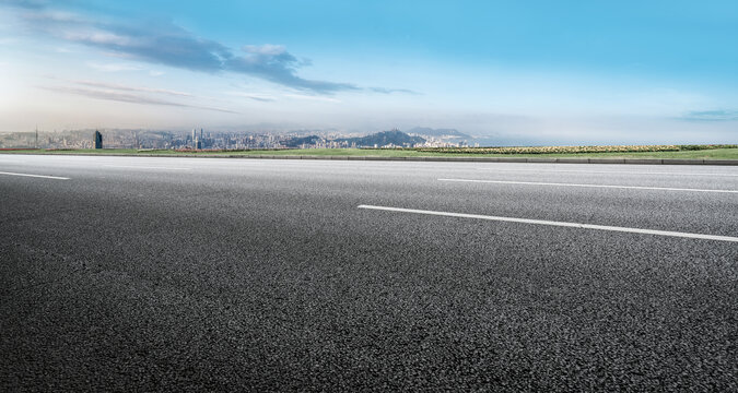 前进的道路和城市风光