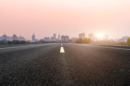 城市道路天际线和金融区建筑