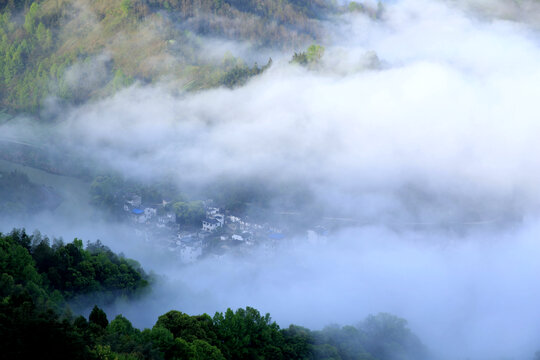 俯瞰浓雾山村