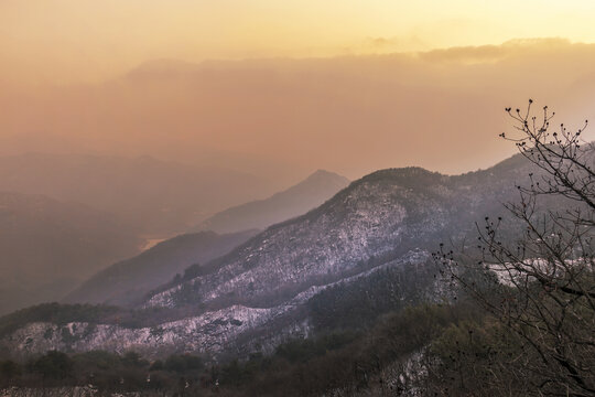 夕阳映衬下的鸡公山雪景