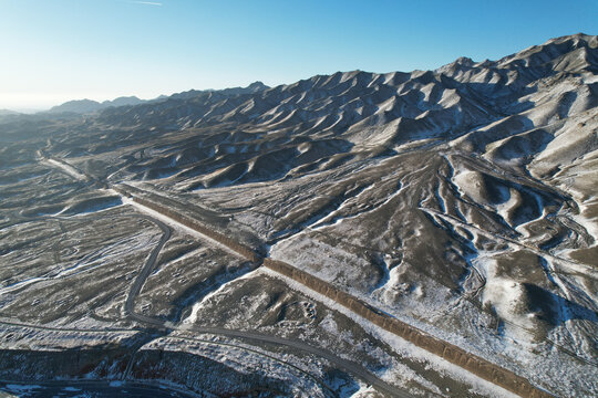 大雪后的贺兰山三关口明长城