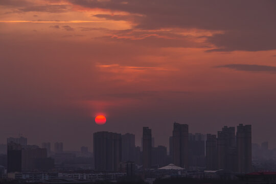 太阳从城市升起景观图片