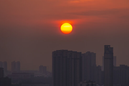 太阳从城市升起景观图片