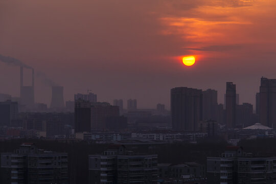 太阳从城市升起景观图片