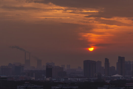 太阳从城市升起景观图片