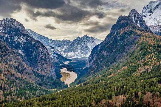 群山峻岭与山景