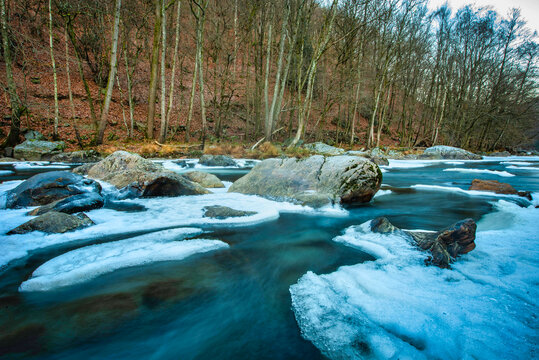 冬季溪流与结冰的河流
