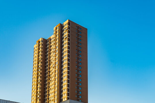 蓝天下的黄色高层建筑
