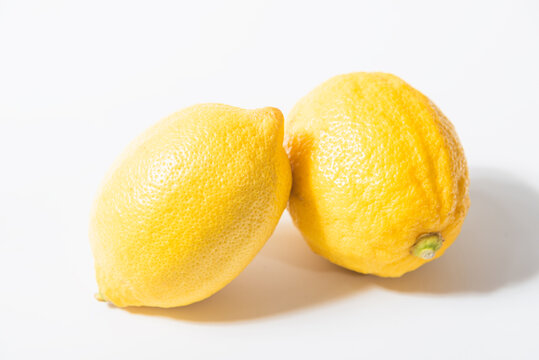 两个柠檬果实