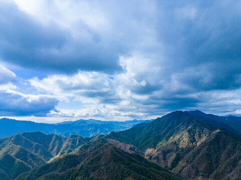 蓝天白云和群山