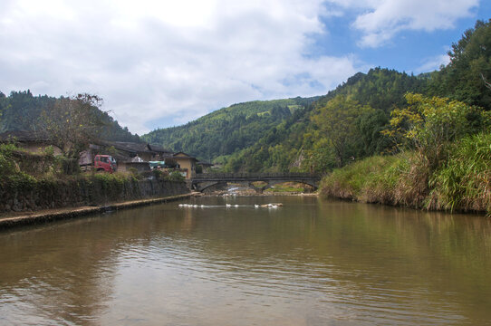 乡村小溪流