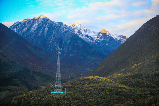 稻城亚丁雪山群山