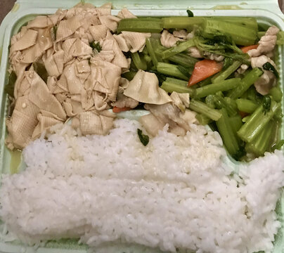 芹菜炒肉炖豆皮