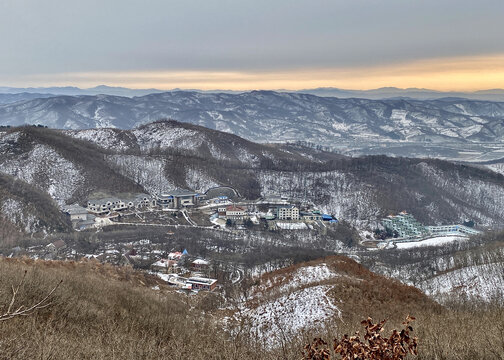 群山披初雪