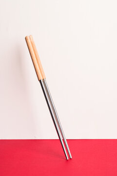 餐具筷子红白拼色背景