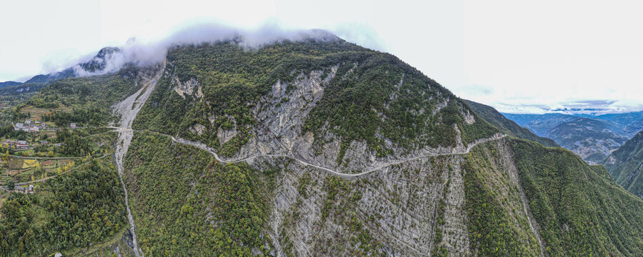 山区公路全景