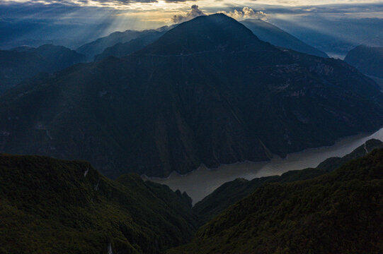 高山云层丁达尔光