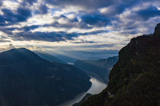 云层高山河流