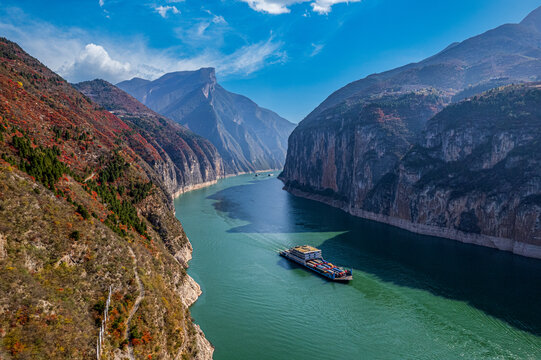 航拍长江三峡瞿塘峡红叶