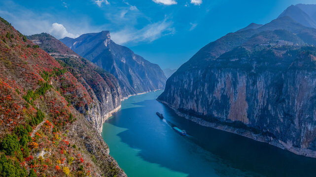 航拍长江三峡瞿塘峡红叶