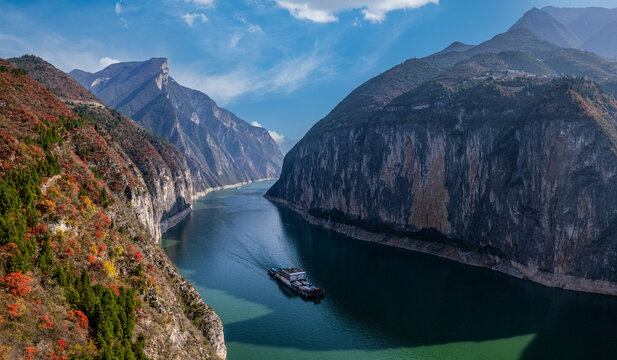 航拍长江三峡瞿塘峡红叶