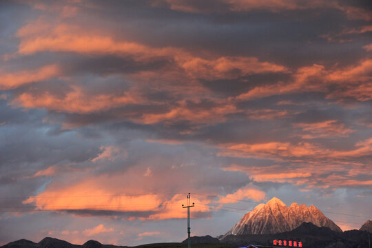 夕阳远山