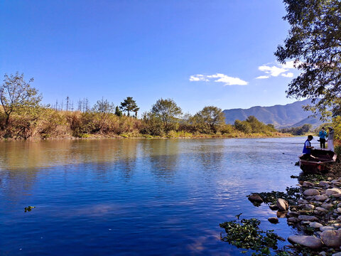 乡村河畔美景