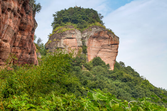 齐云山最高峰与赏月亭