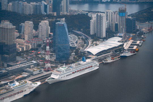 厦门港口游轮的空中视角