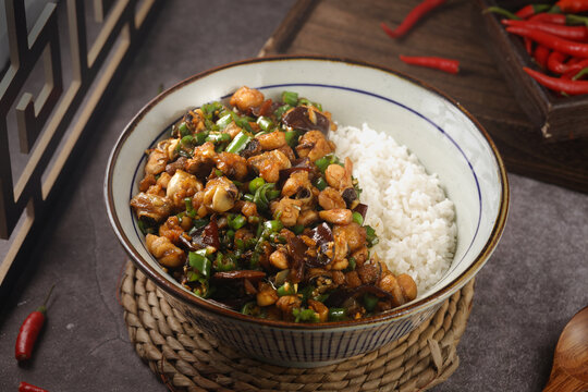 青椒炒鸡盖码饭