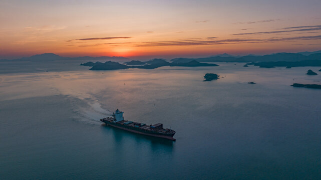 集装箱邮轮船港口码头海洋日出