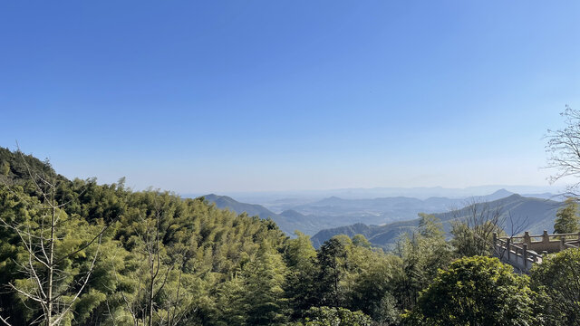 蓝天远山树林